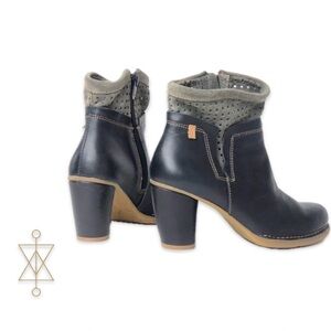 EL NATURALISTA Leather Navy Chunky Heels Booties